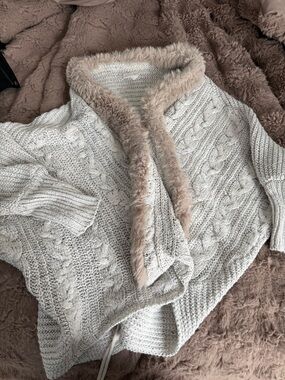 Cozy Cable-Knit Poncho with Faux Fur Trim - Light Gray